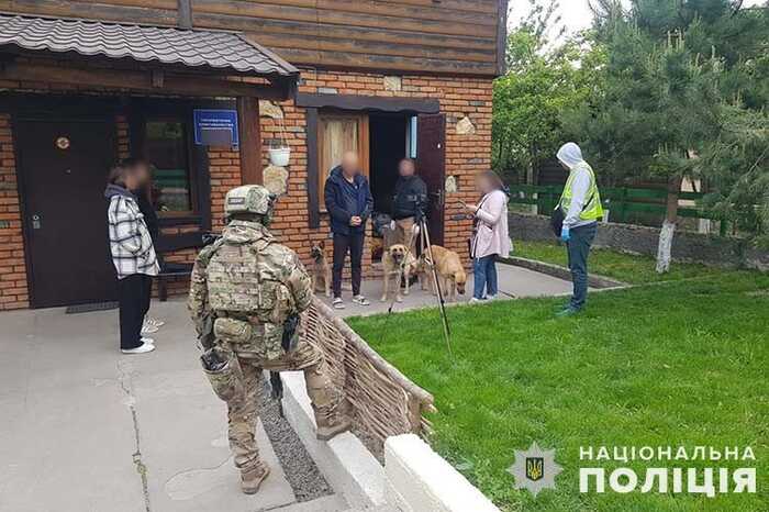 На Тернопільщині затримали ОЗГ, учасники якої утримували в неволі 35 людей