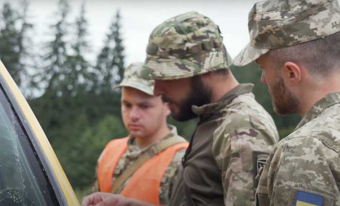 «Повістки роздаєш, а потім на похороні мусиш сімʼї загиблого вручати прапор», — військовий ТЦК про свою службу