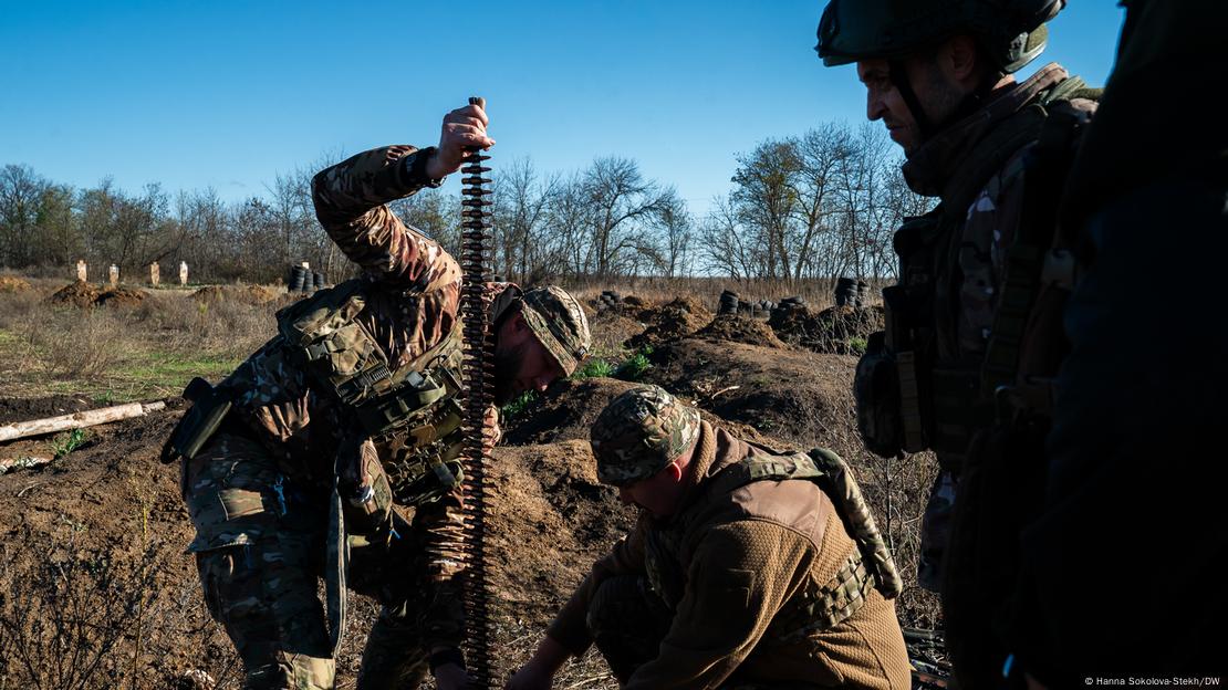 Піхотинці бригади швидкого реагування Нацгвардії "Рубіж" тренуються стріляти з окопів, Донецька область, листопад 2023 року tidtridhidhab